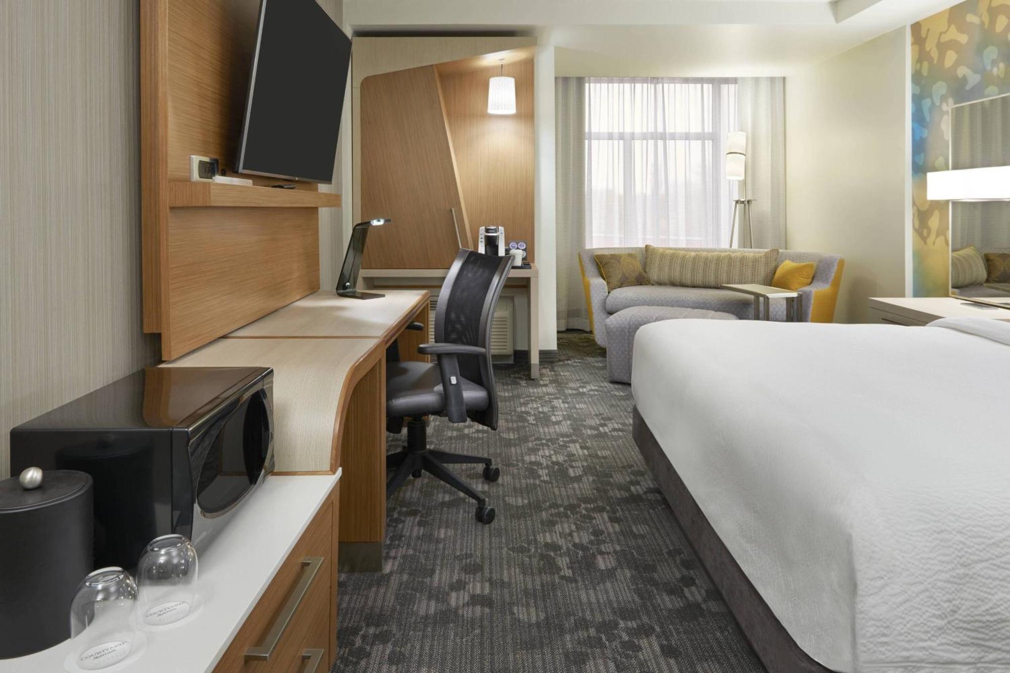 Courtyard By Marriott Oshawa Hotel Exterior photo